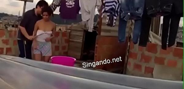  Ella no queria singa pero luego acepto colombina singando en el patio - SINGANDO.NET